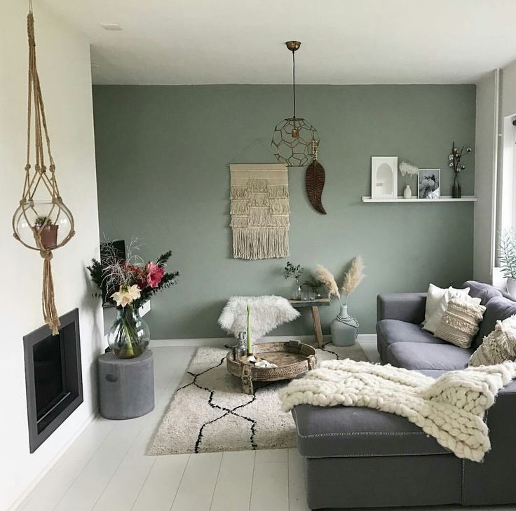 Sala de estar aconchegante com decoração moderna.