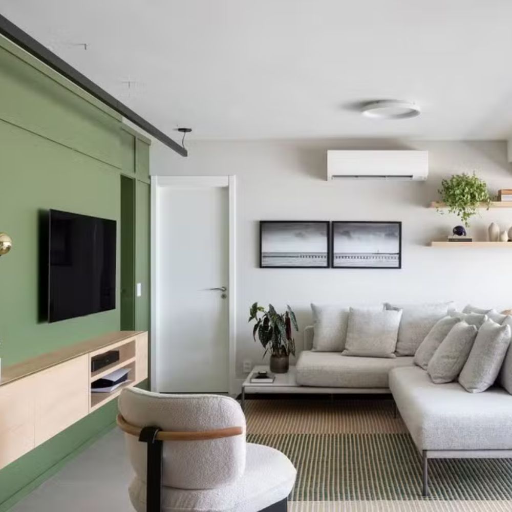 Sala de estar moderna com sofá claro e decoração minimalista.
