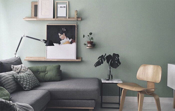 sala de estar moderna com parede verde e móveis minimalistas