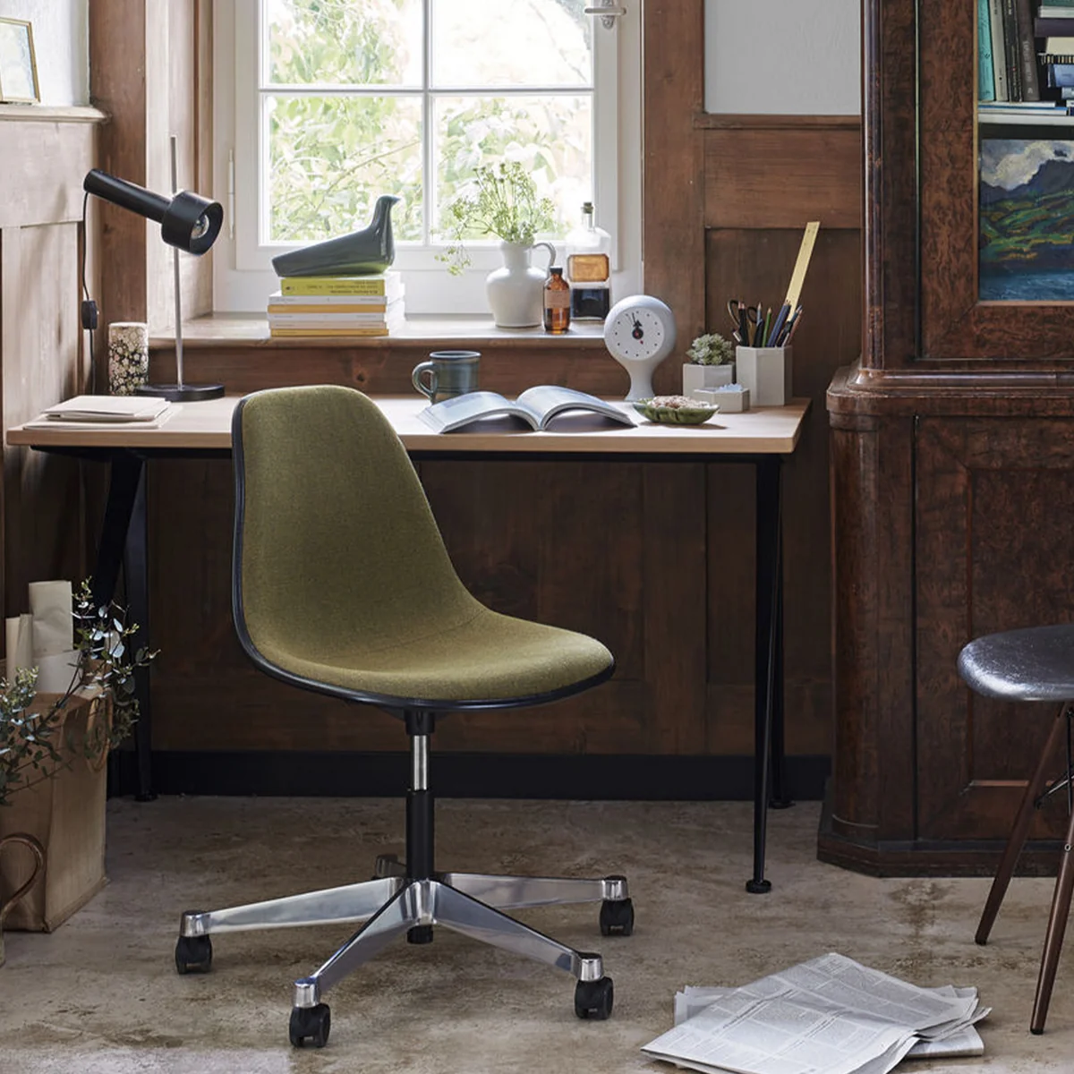 061f5948_Vitra-Eames-Plastic-Side-Chair-PSCC-Ambiente-1.webp
