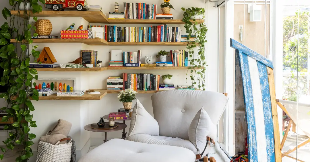 77af66ea_apartamento-sao-paulo-decoracao-leve-com-livros-e-plantas-sou-arquitetura-06-leitura-varanda-jiboia.webp