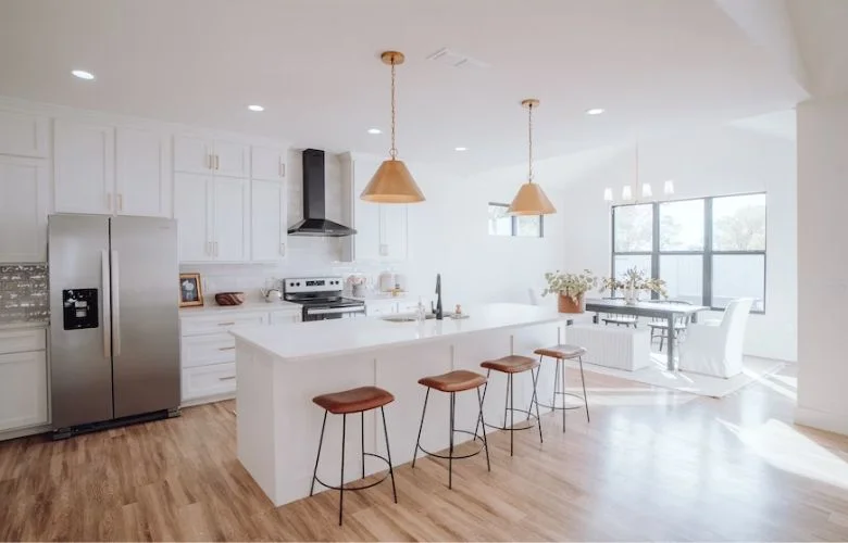 Cozinha moderna com ilha central e bar de refeições