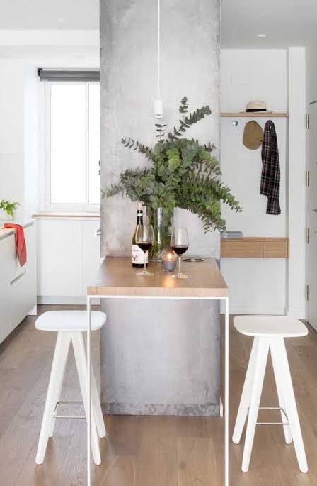 Cozinha moderna com mesa, flores e bebidas