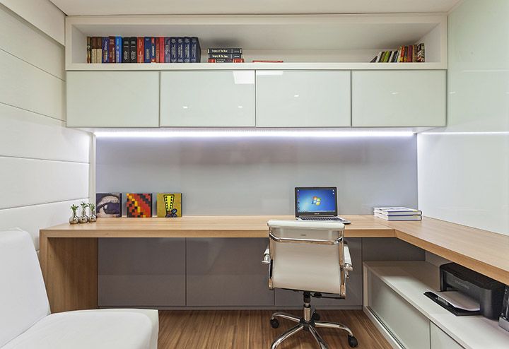 Escritório moderno com mesa, cadeira e prateleira
