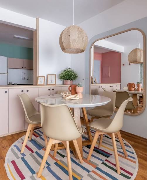 Mesa de jantar moderna com cadeiras em ambiente acolhedor