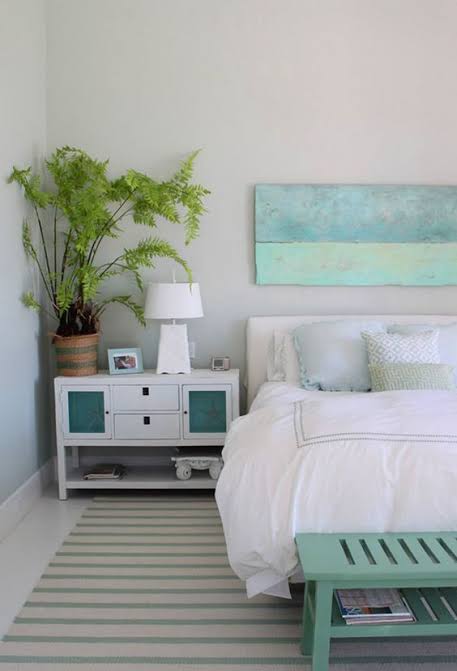 Quarto decorado com cama e mesa em harmonia