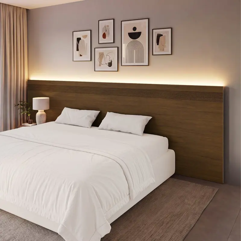 Quarto moderno com cama e cabeceira iluminada