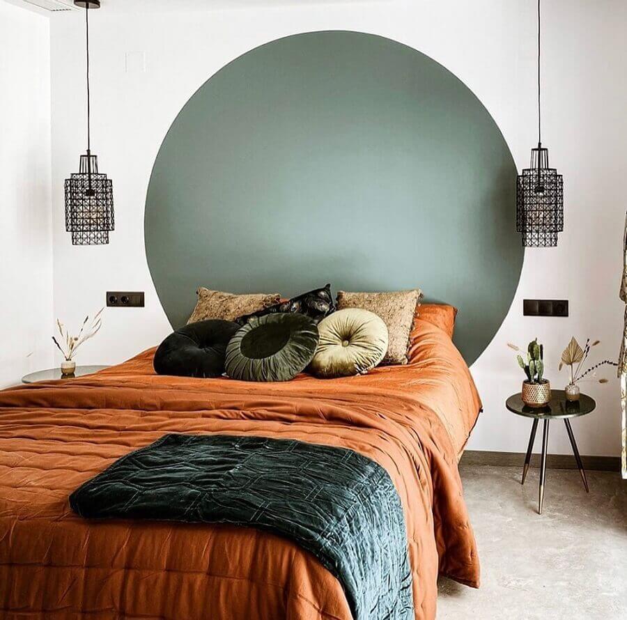 Quarto moderno com decoração minimalista e cama aconchegante.