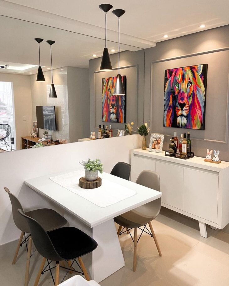 Sala de jantar moderna com arte colorida de leão