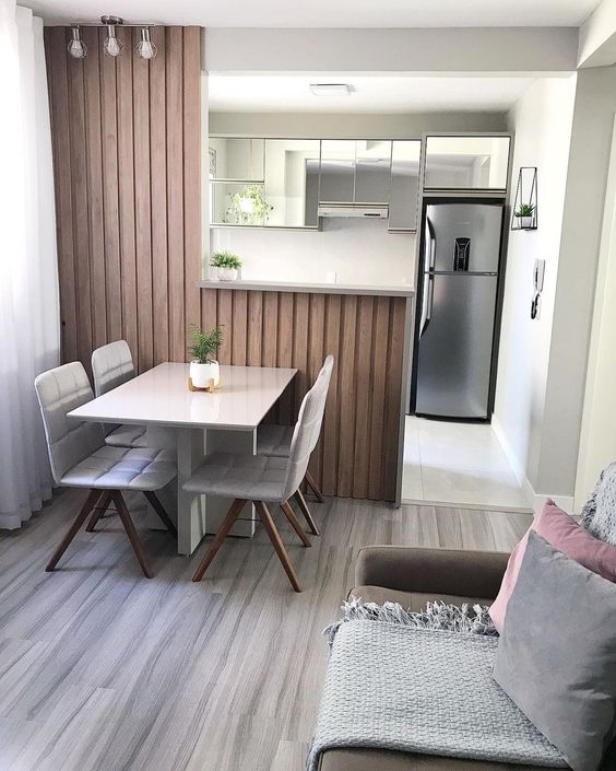 Sala de estar com mesa de jantar e cozinha integrada