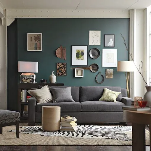 Sala de estar com sofá cinza e decoração moderna