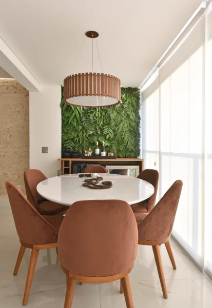 Sala de jantar moderna com parede verde e mesa redonda